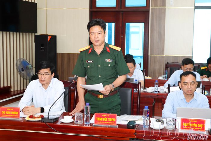 Đại tá Trịnh Đức Thiêm, Ủy viên Ban Thường vụ, Chỉ huy trưởng Bộ Chỉ huy Quân sự tỉnh phát biểu tại buổi làm việc.