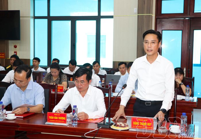 Bí thư Đảng ủy xã Sín Thầu báo cáo tình hình thực hiện nhiệm vụ 6 tháng đầu năm 2026.