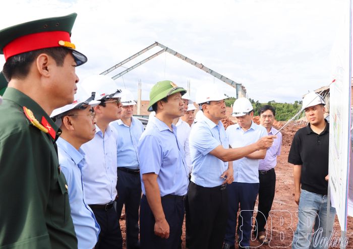 Đồng chí Trần Tiến Dũng, Ủy viên Ban Chấp hành Trung ương Đảng, Bí thư Tỉnh ủy, Trưởng đoàn Đại biểu Quốc hội tỉnh kiểm tra tiến độ thực hiện Trường phổ thông nội trú liên cấp Tiểu học và THCS xã Nà Bủng.