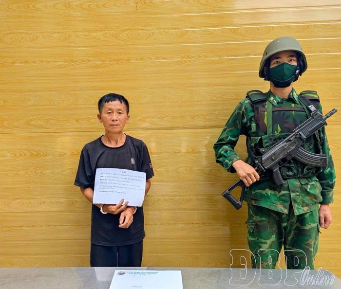 Đối tượng Cứ A Su, bản Chuyên Gia 1, xã Nậm Kè cùng tang vật. (Ảnh: Đồn Biên phòng Nậm Nhừ cung cấp)