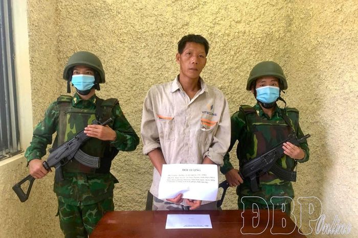 Đối tượng Tòng Văn Hoa, bản Nà Ố, xã Núa Ngam cùng tang vật. (Ảnh: Đồn Biên phòng Mường Nhà cung cấp)