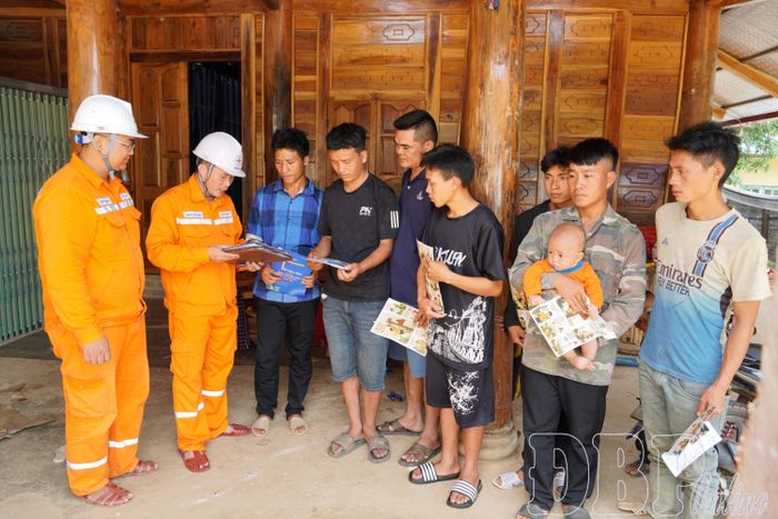 Điện lực Na Sang tuyên truyền, nâng cao nhận thức sử dụng điện an toàn cho người dân.