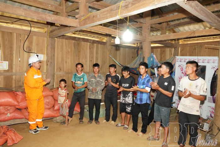Người dân bản Nậm Cang 2 phấn khởi khi có điện lưới quốc gia về bản.
