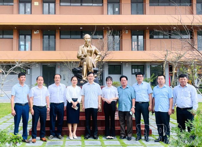 Đoàn công tác của Ban Tuyên giáo và Dân vận Trung ương chụp ảnh lưu niệm tại Trường PTNT liên cấp Tiểu học và THCS Si Pa Phìn.