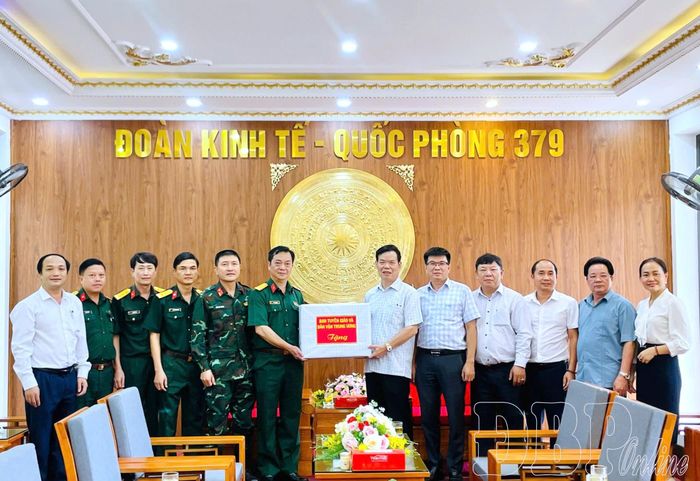 Phó Trưởng Ban Tuyên giáo và Dân vận Trung ương Triệu Tài Vinh tặng quà cán bộ, chiến sĩ Đoàn Kinh tế - Quốc phòng 379.