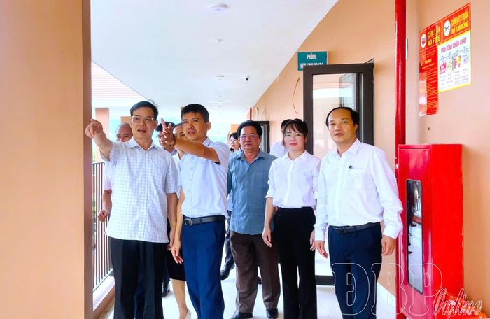 Phó Trưởng Ban Tuyên giáo và Dân vận Trung ương Triệu Tài Vinh tham quan cơ sở vật chất Trường PTNT liên cấp Tiểu học và THCS Si Pa Phìn.
