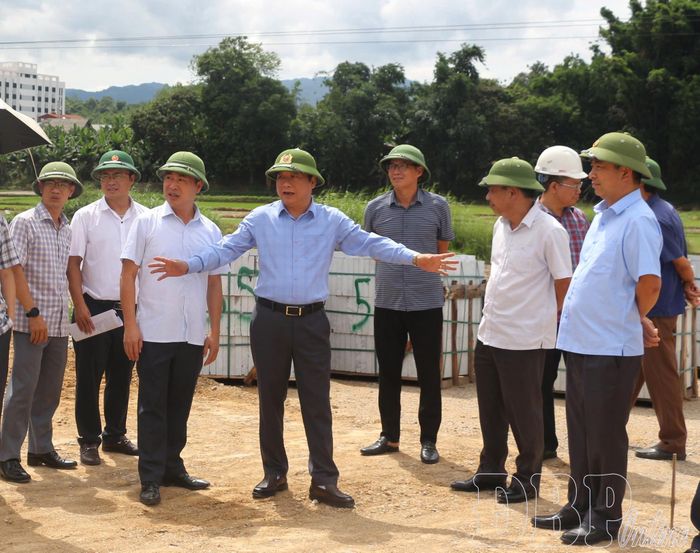Phó Chủ tịch UBND tỉnh Nguyễn Minh Phú kiểm tra Dự án Đường giao thông kết nối các khu vực kinh tế trọng điểm thuộc vùng kinh tế động lực dọc trục quốc lộ 279 và quốc lộ 12.