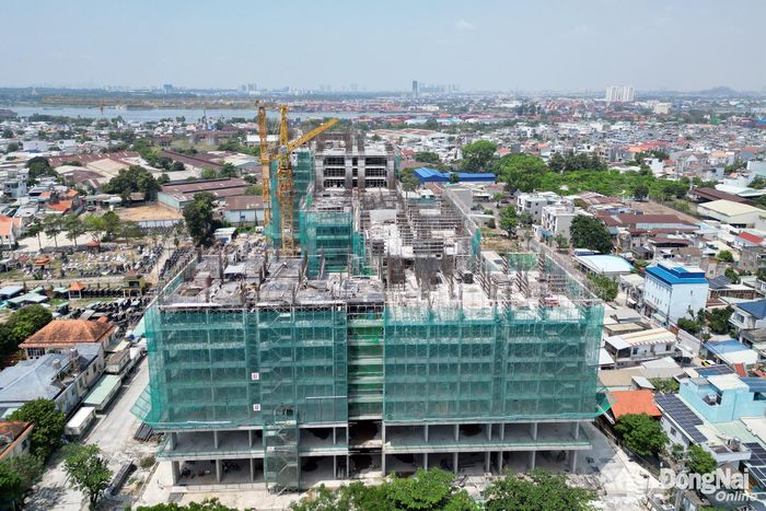 Dự án nhà ở xã hội đang xây dựng tại phường Long Hưng. Ảnh: Hoàng Lộc