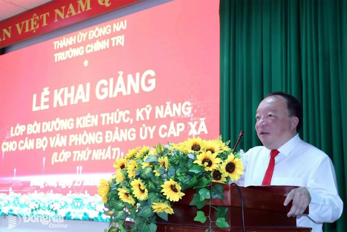 Tiến sĩ Phan Xuân Linh, Hiệu trưởng Trường Chính trị thành phố Đồng Nai phát biểu tại lễ khai giảng lớp bồi dưỡng. Ảnh: Ngọc Huyền