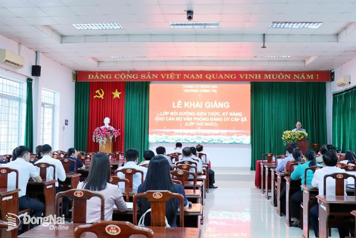 Quang cảnh lễ khai giảng lớp bồi dưỡng. Ảnh: Ngọc Huyền