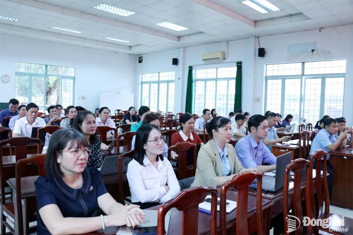 Các đại biểu và học viên tham dự lễ khai giảng. Ảnh: Ngọc Huyền