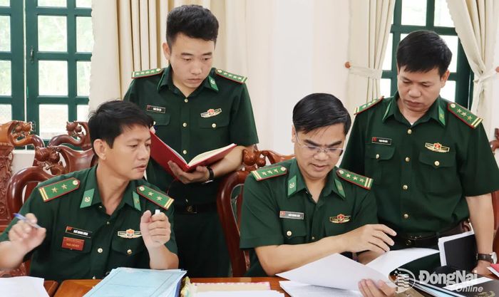 Thượng tá Trần Quang Lịch (thứ 2, từ phải qua), Trợ lý Dân vận Cục Chính trị Bộ đội Biên phòng kiểm tra các mô hình "Dân vận khéo" Đồn Biên phòng Cửa khẩu quốc tế Hoa Lư. Ảnh: Nguyệt Hà