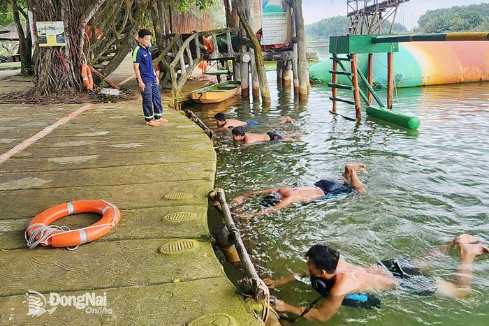 Huấn luyện bơi cho chiến sĩ mới
