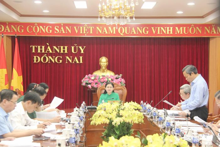 Đại diện Ban Nội chính Thành ủy báo cáo về công tác nội chính quý II-2026 tại hội nghị. Ảnh: Trần Danh