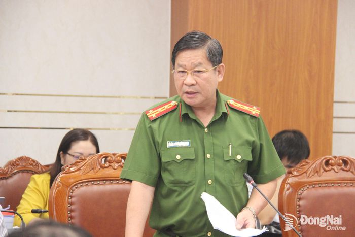 Đại tá Lâm Văn Long, Phó Giám đốc Công an thành phố Đồng Nai báo cáo tại hội nghị. Ảnh: Trần Danh
