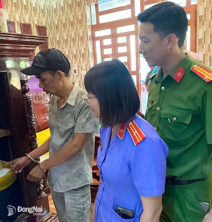 Lực lượng chức năng khám xét nơi ở của các đối tượng liên quan. Ảnh: V.T