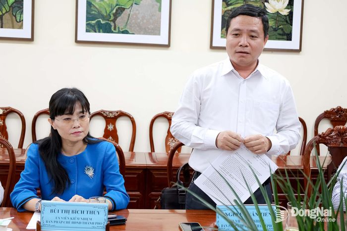 Đại diện thành viên Ban Pháp chế HĐND thành phố phát biểu ý kiến tại buổi làm việc. Ảnh: Hồ Thảo