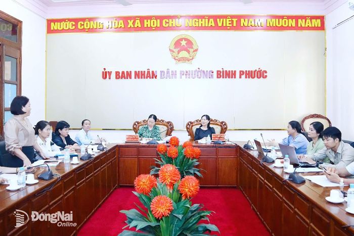 Đại diện chi hội khuyến học trực thuộc Hội Khuyến học phường Bình Phước trao đổi tại buổi kiểm tra. Ảnh: Nhã Trâm