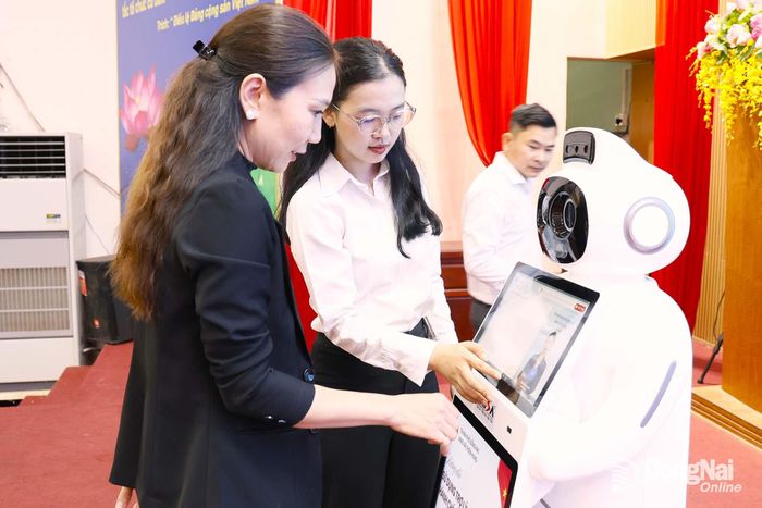 Đại biểu được trải nghiệm ứng dụng công nghệ qua Robot thông minh. Ảnh: Như Tình