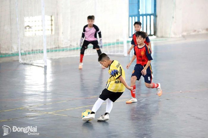 Xã Bình Minh (áo vàng) trong trận chiến thắng 8-0 trước phường Trị An ở lượt trận diễn ra sáng 23-6. Ảnh: Minh Đức