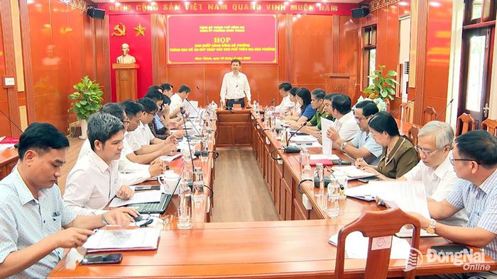 Thành ủy viên, Bí thư Đảng ủy phường Chơn Thành Viên Hồng Tiến phát biểu chỉ đạo tại cuộc họp. Ảnh: Đỗ Trình