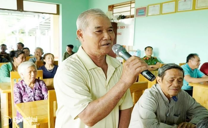 Người dân xã Nha Bích tham gia góp ý cho dự thảo đề án. Ảnh Tiến Công.