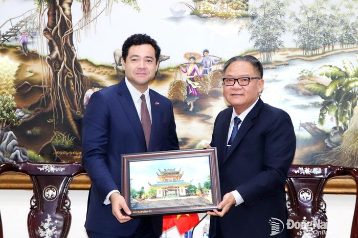 Ủy viên Ban Thường vụ Thành ủy, Phó Chủ tịch Thường trực UBND thành phố Đồng Nai Nguyễn Kim Long tặng bức tranh lưu niệm Tổng lãnh sự Pháp sau buổi làm việc. Ảnh: Ngọc Liên
