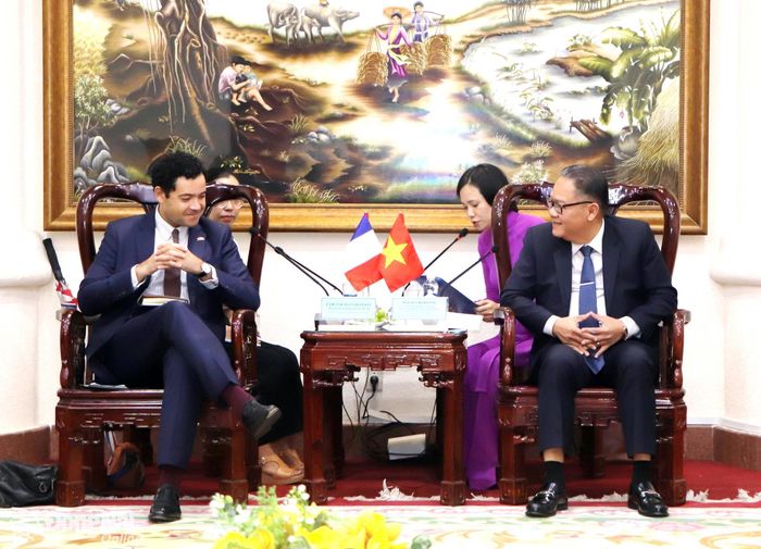 Ủy viên Ban Thường vụ Thành ủy, Phó Chủ tịch Thường trực UBND thành phố Đồng Nai Nguyễn Kim Long trao đổi thông tin với Tổng lãnh sự Pháp Etienne Ranaivoson. Ảnh: Ngọc Liên