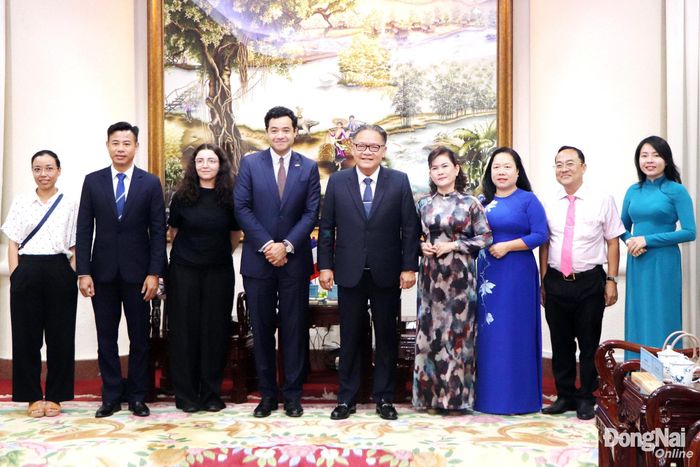 Lãnh đạo thành phố cùng các sở, ban, ngành chụp hình lưu niệm với đoàn công tác sau buổi làm việc. Ảnh: Ngọc Liên