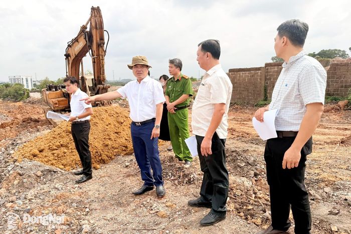 Ủy viên Ban Thường vụ Thành ủy, Bí thư Đảng ủy, Chủ tịch HĐND phường Trấn Biên Hồ Văn Nam kiểm tra tại Khu công nghiệp Biên Hòa 1 vào sáng 23-6. Ảnh: Biên Hùng