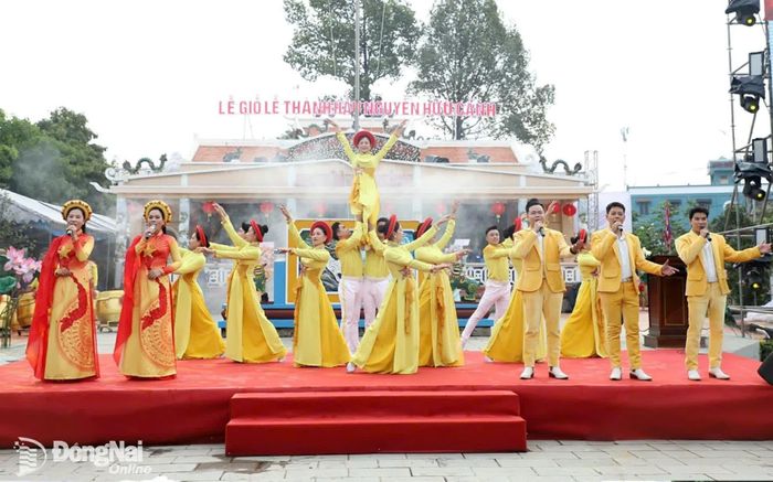 Biểu diễn nghệ thuật là một trong những hoạt động thu hút người dân và du khách tham gia Lễ giỗ Lễ Thành hầu Nguyễn Hữu Cảnh. Ảnh minh họa: My Ny