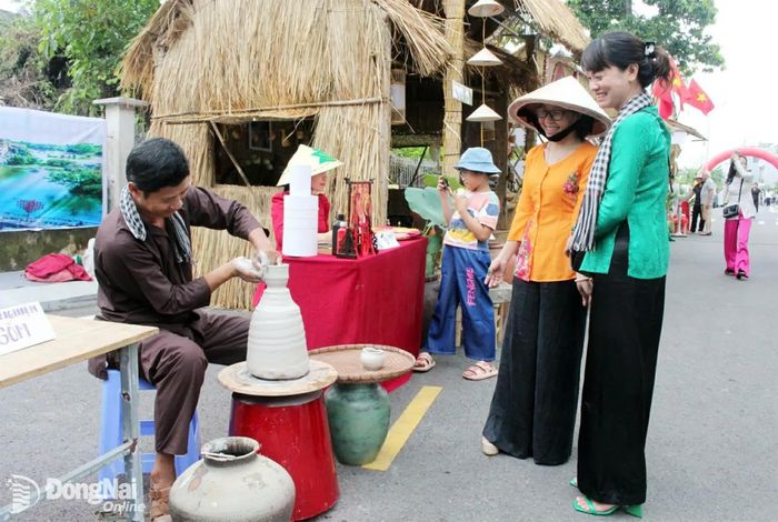 Người dân và du khách sẽ được trải nghiệm các kỹ thuật trang trí gốm dưới sự hướng dẫn của nghệ nhân tại Lễ giỗ Đức Ông Nguyễn Hữu Cảnh năm 2026. Ảnh minh họa: My Ny
