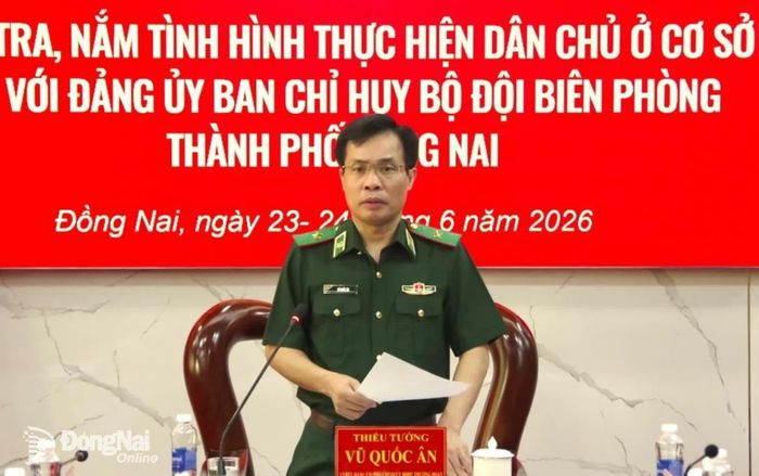 Thiếu tướng Vũ Quốc Ân, Trưởng đoàn kiểm tra quán triệt và yêu cầu các nội dung kiểm tra thực hiện dân chủ cơ sở tại Đảng ủy Ban Chỉ huy Bộ đội Biên phòng thành phố Đồng Nai. Ảnh: Nguyệt Hà