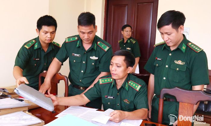 Thành viên đoàn kiểm tra các nội dung theo quy định. Ảnh: Nguyệt Hà