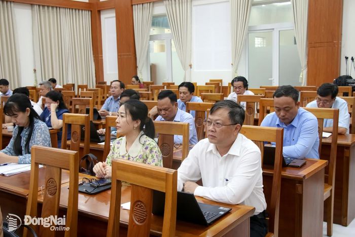 Lãnh đạo các sở, ban, ngành, đoàn thể, đơn vị liên quan tham dự phiên họp tại điểm cầu thành phố Đồng Nai. Ảnh: Hải Quân