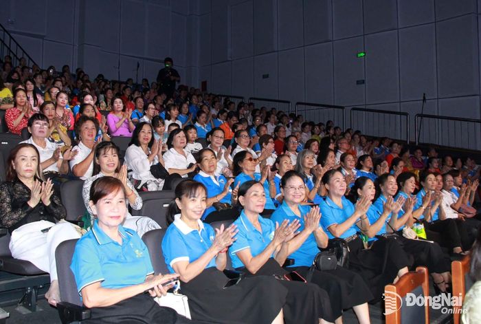 Các đại biểu, cán bộ, hội viên, phụ nữ tham dự chương trình nghệ thuật chào mừng thành công đại hội. Ảnh: Nga Sơn