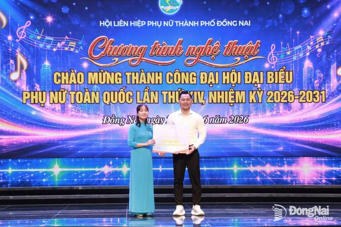 Đại diện Hội Liên hiệp Phụ nữ thành phố tiếp nhận kinh phí xây dựng Mái ấm tình thương và quà tặng hội viên, phụ nữ có hoàn cảnh khó khăn. Ảnh: Nga Sơn