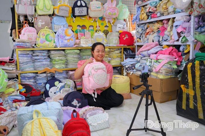 Chị Trần Thị Ngọc Dung chủ động quảng bá sản phẩm ba lô, túi xách làm từ vải tái chế trên các nền tảng mạng xã hội để mở rộng thị trường tiêu thụ.
