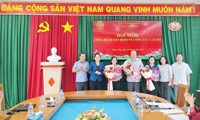 Lãnh đạo Cơ quan Ủy ban Kiểm tra Tỉnh ủy trao các quyết định và tặng hoa chúc mừng các đồng chí nhận nhiệm vụ mới.