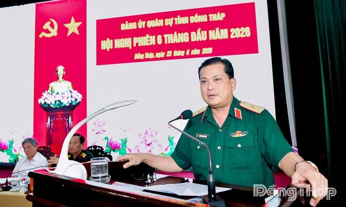 Thiếu tướng Chiêm Thống Nhất, Ủy viên Ban Chấp hành Trung ương Đảng, Phó Tư lệnh, Tham mưu trưởng Quân khu 9 phát biểu chỉ đạo hội nghị.