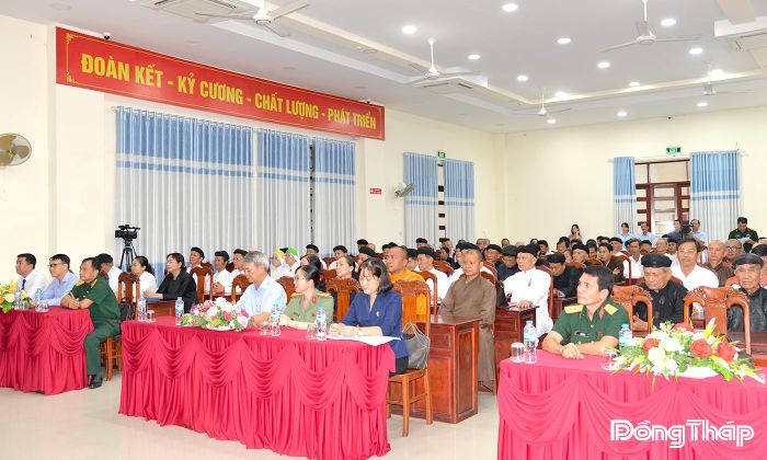Các đại biểu tham dự buổi lễ. 