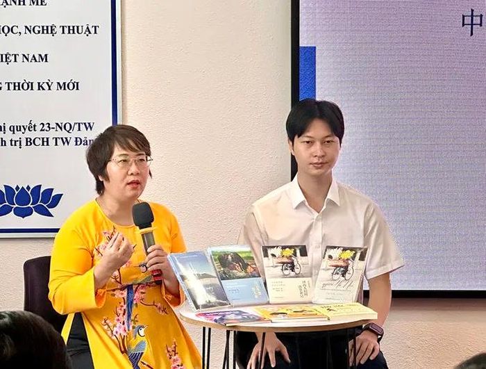 Bà Nguyễn Lệ Chi, Giám đốc Công ty CP Văn hóa Chi, chia sẻ về hành trình đưa sách Việt ra nước ngoài tại buổi giao lưu "Giới thiệu bản quyền sách Việt - Trung 2026" do Hội Nhà văn TPHCM tổ chức