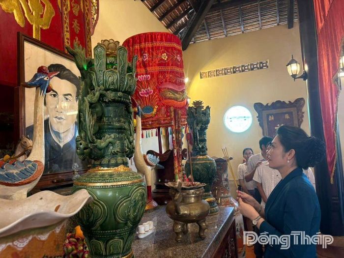 Đoàn công tác dâng hương tại Đền thờ Anh hùng dân tộc Trương Định.
