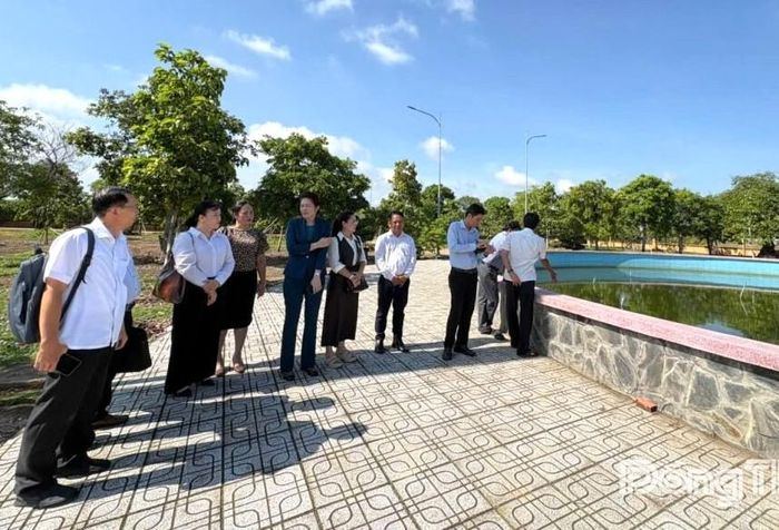 Đoàn công tác của Sở Văn hóa, Thể thao và Du lịch tỉnh Đồng Tháp khảo sát thực tế tại Khu Di tích Đền thờ Anh hùng dân tộc Trương Định.