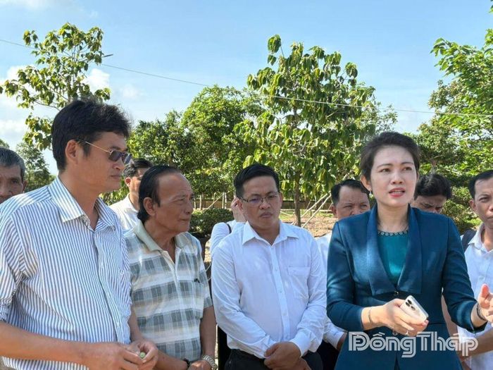 Đồng chí Nguyễn Thị Uyên Trang phát biểu trong chuyến khảo sát tại Khu Di tích Đền thờ Anh hùng dân tộc Trương Định.