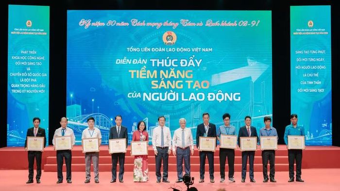  Thầy Lê Tấn Hòa (bìa phải) nhận bằng khen của Ủy ban Trung ương MTTQ Việt Nam vì đã có những thành tích xuất sắc tiêu biểu tại Ngày hội Lao động sáng tạo năm 2025. Ảnh: ĐVCC 