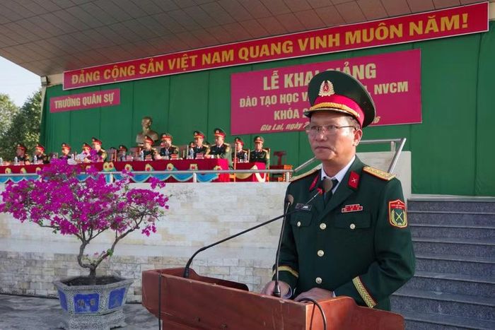  Đại tá Bùi Văn Khiêm - Phó Bí thư Đảng ủy, Hiệu trưởng Trường Quân sự Quân đoàn 34 phát biểu tại lễ khai giảng. Ảnh: Thành Hiếu 