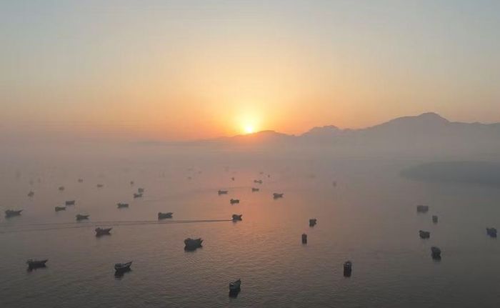 Tàu bè đi qua eo biển Hormuz. Ảnh: Reuters
