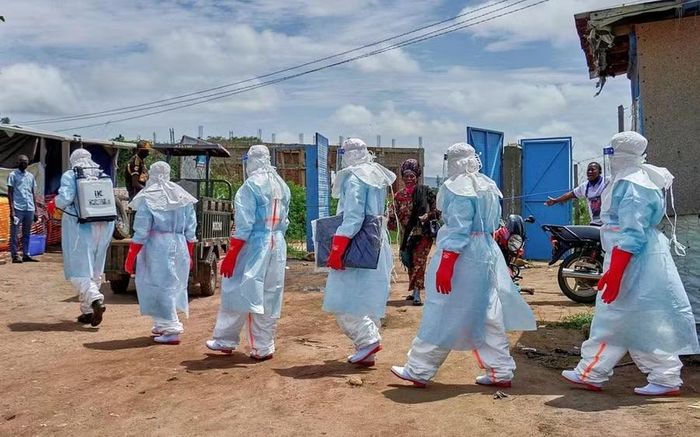 Nhân viên y tế thời dịch Ebola. Ảnh: Reuters
