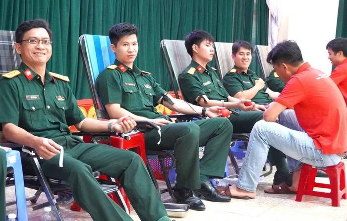  Chương trình hiến máu thu hút hàng trăm cán bộ, chiến sĩ tham gia. Ảnh: ĐVCC 